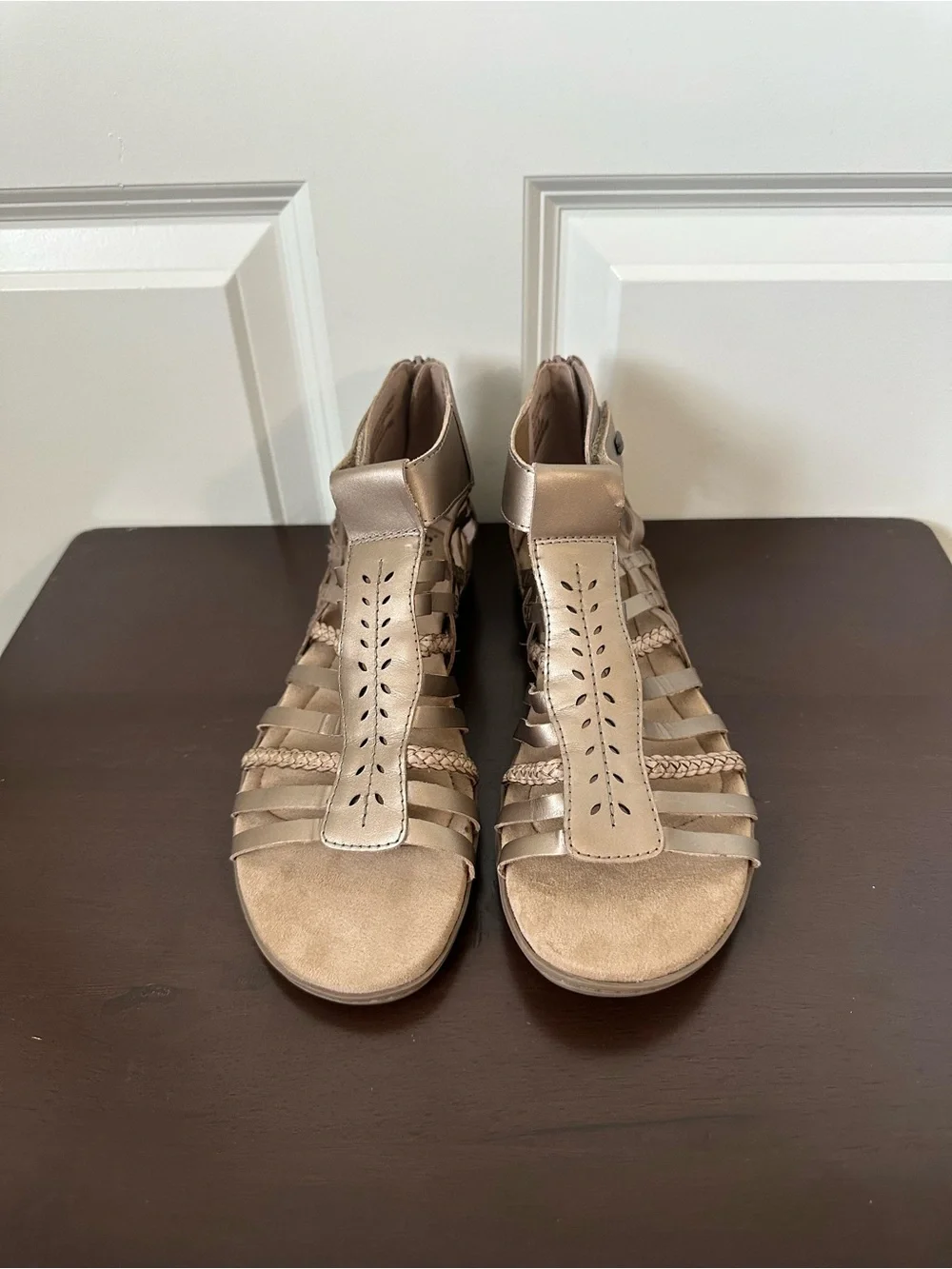 Earth Origins Bevvy Platinum Leather Back Zipper Sandal Size 9